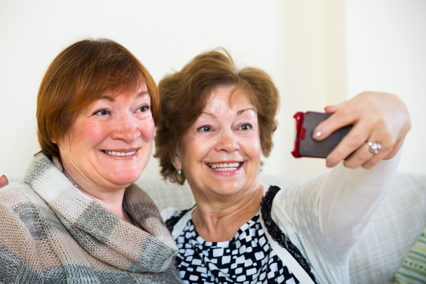 Naispuoliset eläkeläiset tekevät selfietä - Valokuva, kuva