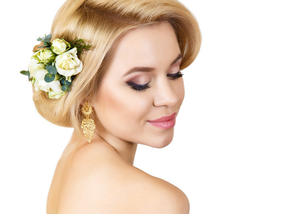 Portret van de schoonheid van een mooie blonde met mooie make-up geïsoleerd op wit. - Foto, afbeelding