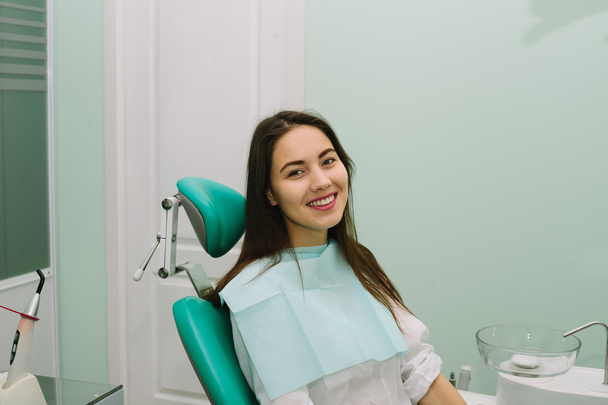 schöne Frau an der Rezeption beim Zahnarzt. - Foto, Bild