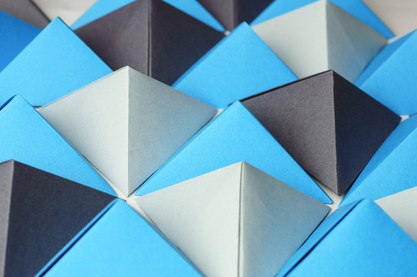 Fond futuriste avec des pyramides en origami bleu et gris
 - Photo, image