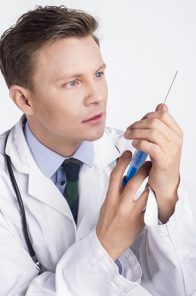 mannelijke arts met stethoscoop - Foto, afbeelding