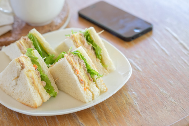 frisch gemachte Thunfisch-Sandwiches auf Holztisch - Foto, Bild