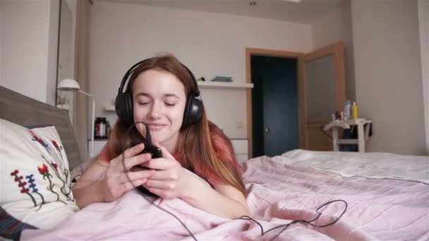 girl is listening to music - Filmati, video