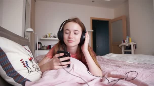 girl is listening to music - Imágenes, Vídeo
