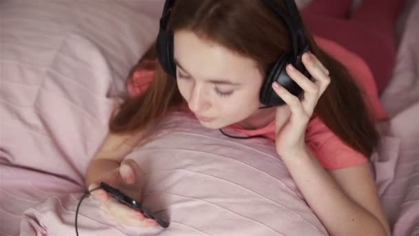 girl is listening to music - Filmati, video