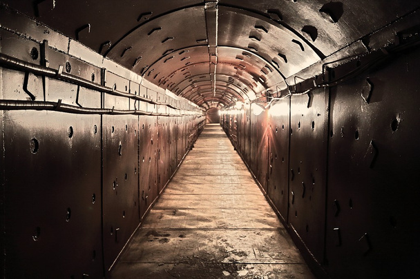 Corredor do velho bunker
 - Foto, Imagem