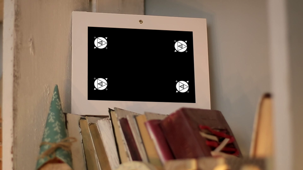 Phototography のモックアップ ビデオ表示フレームワークは棚の上 - 映像、動画