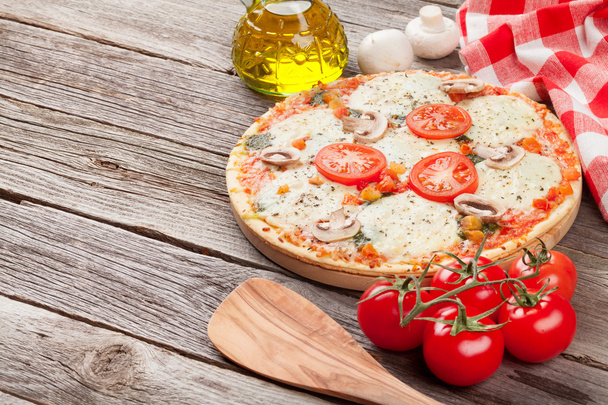 Pizza aux tomates et champignons
 - Photo, image