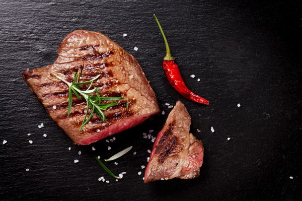 Steak de bœuf grillé au romarin, sel et poivre
 - Photo, image
