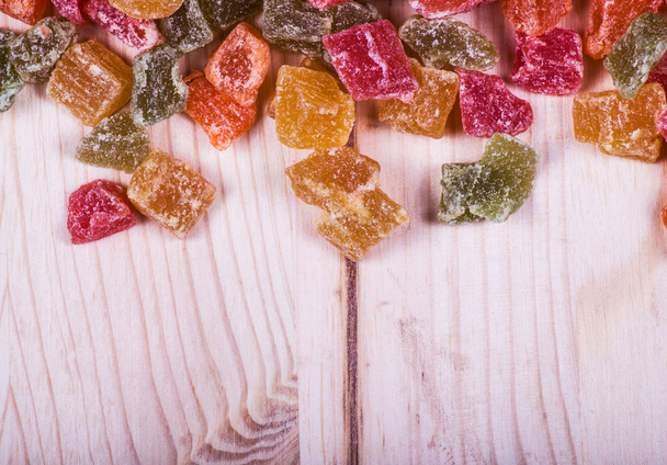 Doce fruta cristalizada isolada
  - Foto, Imagem