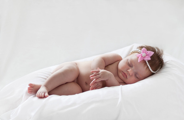 Vauva tyttö nukkuu kesäpäivänä kotona
 - Valokuva, kuva