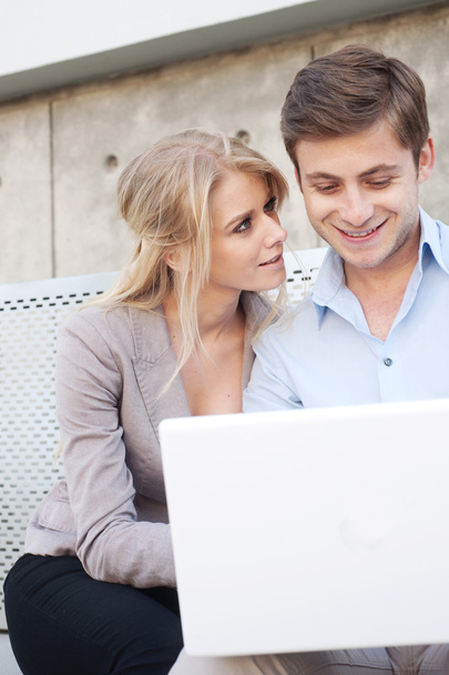 Portrait d'un jeune couple professionnel heureux utilisant un ordinateur portable
 - Photo, image