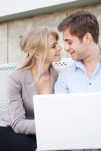 Retrato de um jovem casal profissional feliz usando laptop
 - Foto, Imagem