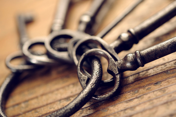 Old keys on a wooden table, close-up - Foto, Bild