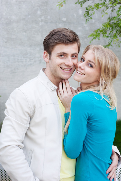 Porträt eines glücklichen jungen Paares zusammen - Foto, Bild