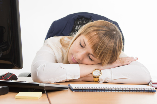 Secretaris zoet in slaap op de werkplek - Foto, afbeelding