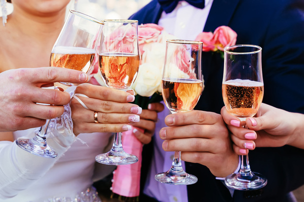 Поднос с цветными бокалами, наполненный шампанским
 - Фото, изображение