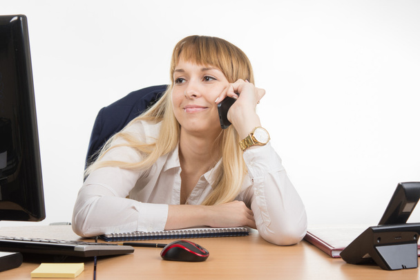 Business nainen onnellinen puhuminen matkapuhelimeen ja katsomalla näytön
 - Valokuva, kuva