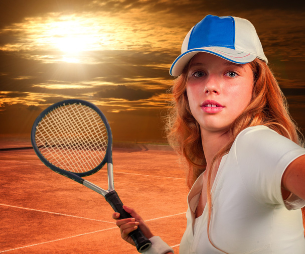 Tenis raketi güneş gökyüzü bulutlu üzerinde tutan kız. - Fotoğraf, Görsel