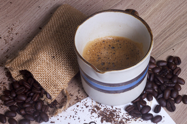 κόκκους καφέ και φλιτζάνι καφέ - Φωτογραφία, εικόνα