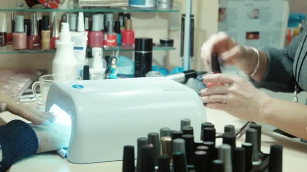 secagem de máquina de unhas com luz azul
 - Filmagem, Vídeo