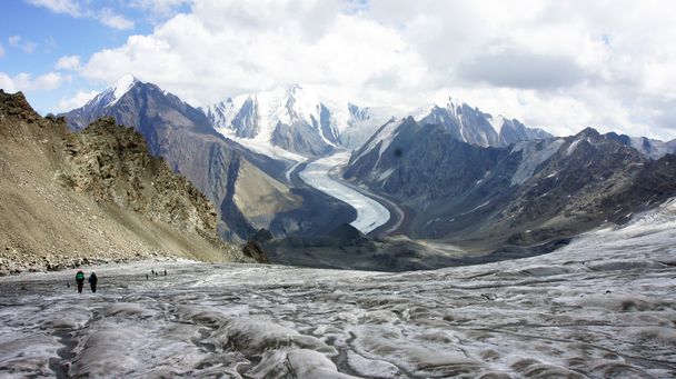 Wanderer am Gletscher größere Kaukasus-Gebirgskette - Foto, Bild