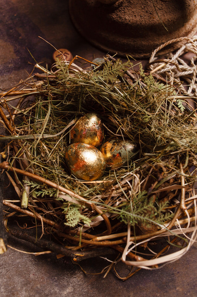 golden eggs in nest - Фото, зображення