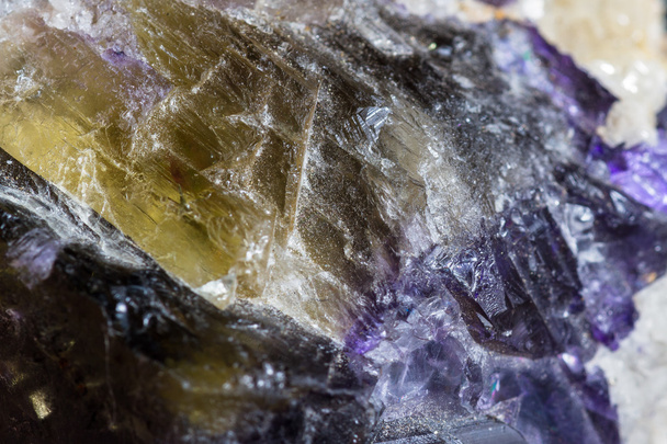 kristallen groeien in golds en paars  - Foto, afbeelding