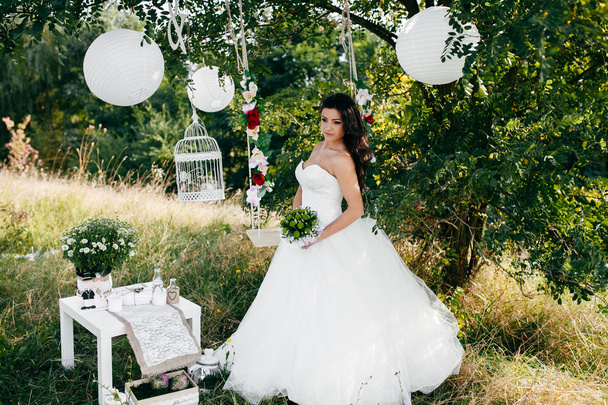 Krásná nevěsta pózuje v její svatební den - Fotografie, Obrázek