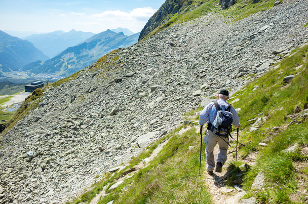 Tourist climbing in Alps - Foto, Bild