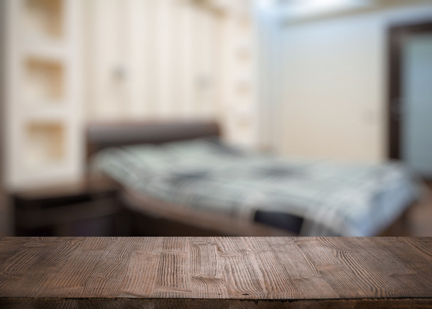 ξύλινο τραπέζι στο υπνοδωμάτιο - Φωτογραφία, εικόνα