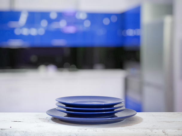 Assiettes bleues sur table blanche
 - Photo, image