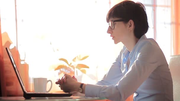 ambition femme d'affaires tapant sur son ordinateur portable
 - Séquence, vidéo