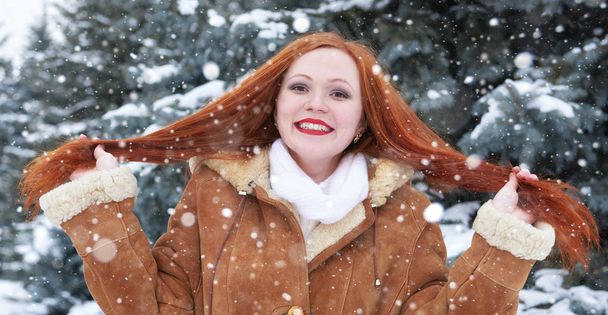 Femme d'hiver portrait extérieur montrer les cheveux longs roux
 - Photo, image