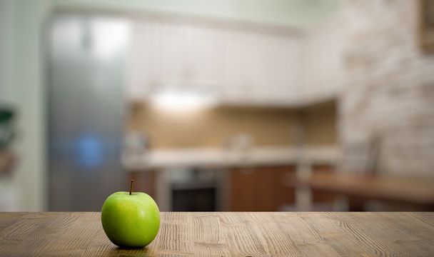 eski ahşap masa üzerinde yeşil elma  - Fotoğraf, Görsel