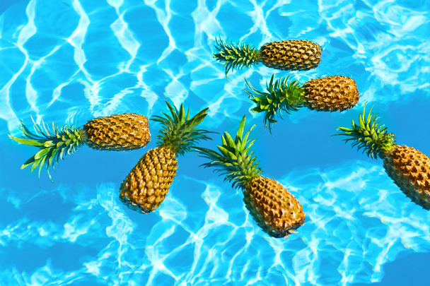 Healthy Food. Fresh Organic Pineapples In Water. Fruits. Nutriti - Φωτογραφία, εικόνα