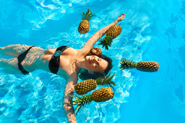 Healthy Diet, Nutrition. Woman With Pineapples In Pool ( Water ) - Foto, afbeelding