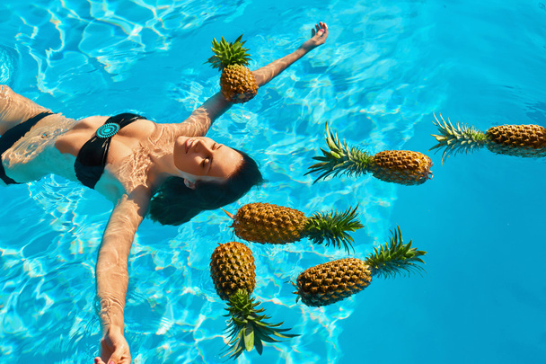 Beauty, Health. Fruits In Water. Healthy Lifestyle, Diet. Summer - Φωτογραφία, εικόνα