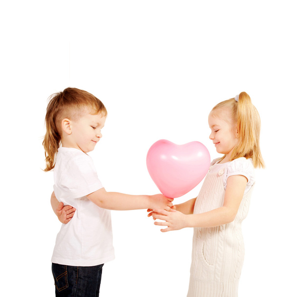 Boy gives his girl pink heart balloon. - Foto, Imagem