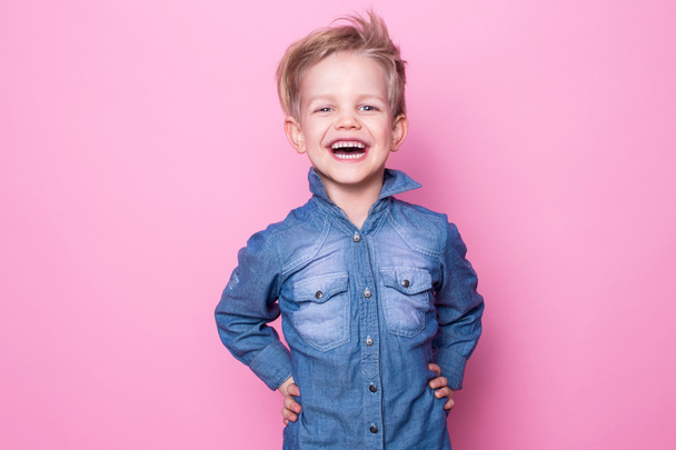 Портрет счастливого радостного красивого мальчика. Студийный портрет на розовом фоне
 - Фото, изображение