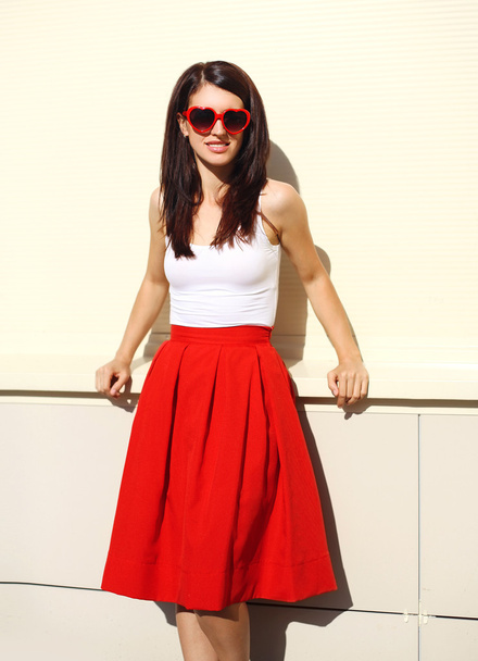 schöne lächelnde brünette Frau mit roter Sonnenbrille und sk - Foto, Bild