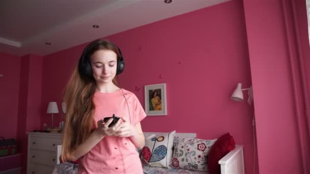 girl is listening to music - Video, Çekim