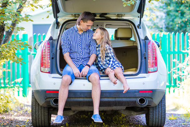 Ragazzina con papà seduta in macchina poco prima di partire per una vacanza in auto
 - Foto, immagini