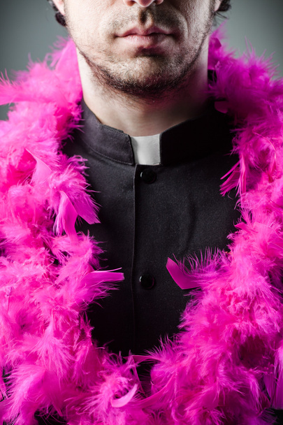 Schwuler Priester mit Federboa - Foto, Bild
