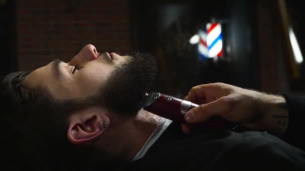 Парикмахер бреет бороду клиента с триммер замедленной съемки
 - Кадры, видео