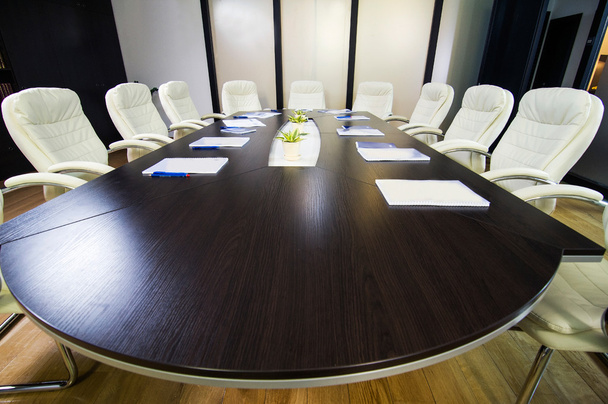 конференц-зал с большим круглым столом и стульями
 - Фото, изображение