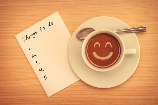 Lista de cosas que hacer en papel con taza de café
  - Foto, imagen