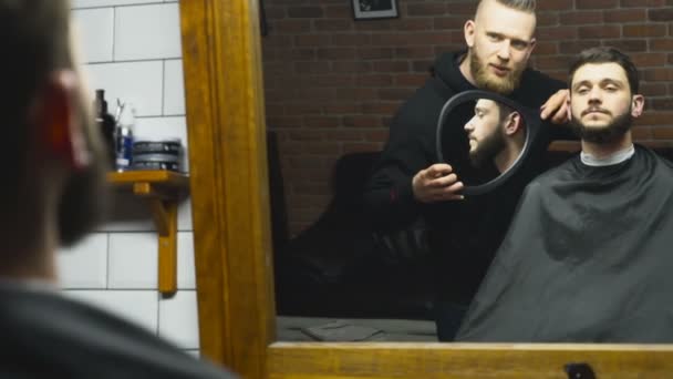 Klienta sprawdza pracę fryzjer zwolnionym tempie - Materiał filmowy, wideo