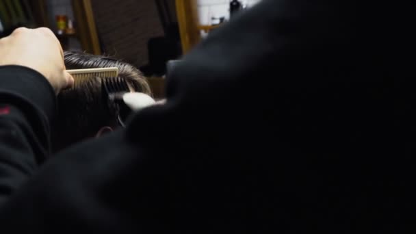 Κουρέας κόβει τα μαλλιά του πελάτη με clipper αργή κίνηση - Πλάνα, βίντεο
