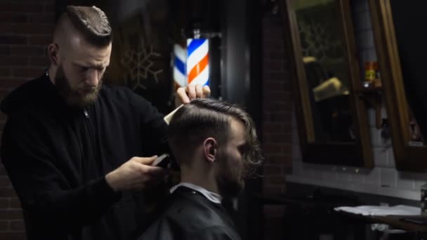 Barbeiro corta o cabelo do cliente com clipper câmera lenta
 - Filmagem, Vídeo